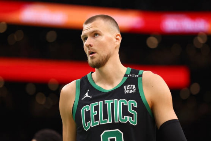 波尔津吉斯：季前赛失利是调整契机 与奥孔古防守搭档默契渐生