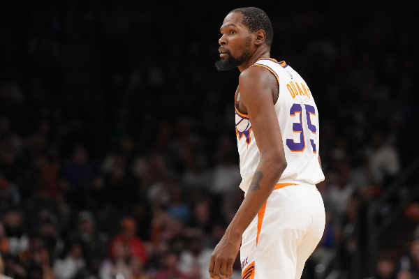 华盛顿 29 分轰三分狂潮！火箭双少 53 分碾压强权 杜兰特 17 中 6 失准 + 伊森消极引轮换危机