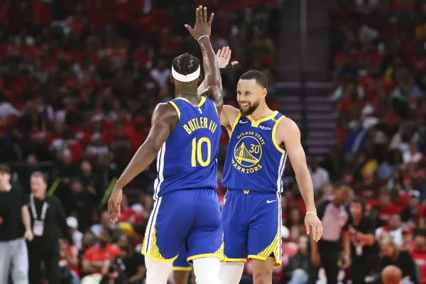 惊天逆转 + 双巨星空砍！库里 34+9 绝境狂飙，巴特勒 33 分难破体系困局，魔术青年军客场逆袭勇士