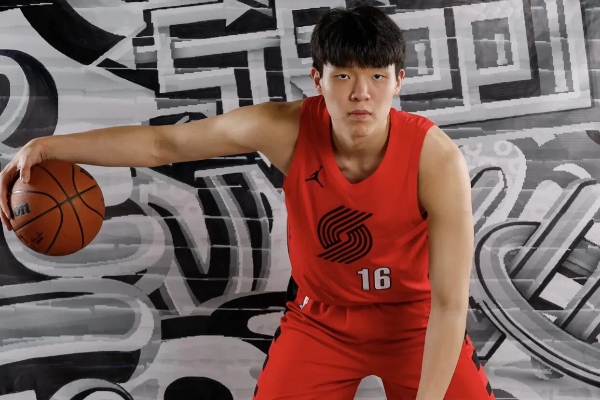 6 盖帽统治禁区！杨瀚森三双创纪录，布克三节打卡率太阳 17 分大胜开拓者