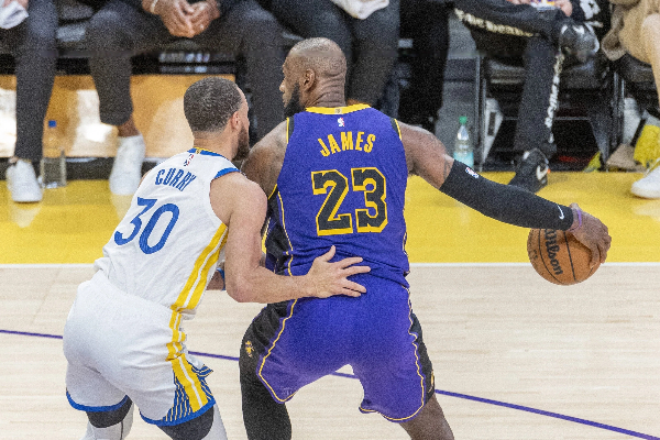 35 岁仍无解！库里 28 分钟狂轰 22+5+6，率勇士客场屠强敌，双核体系终成型