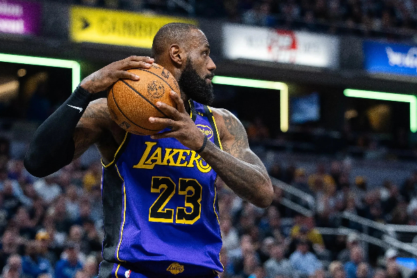 攻防双绝！38 岁詹姆斯末节连砍 10 分 + 绝杀抢断，湖人险胜 76 人