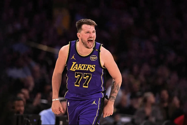 三核统治！东契奇 31+15+11 詹皇末节 12 分，艾顿锁死 21 中 4 恩比德，湖人力克 76 人