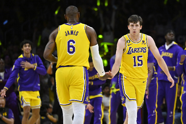 以信任为冕！湖人弃巨星捷径，草根军团成豪门复兴非卖核心