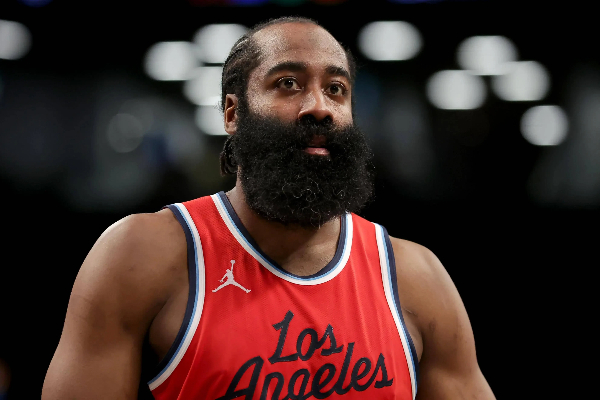  沉默的风骨！伦纳德1分之差拒破队史纪录，赢球远比数据重要