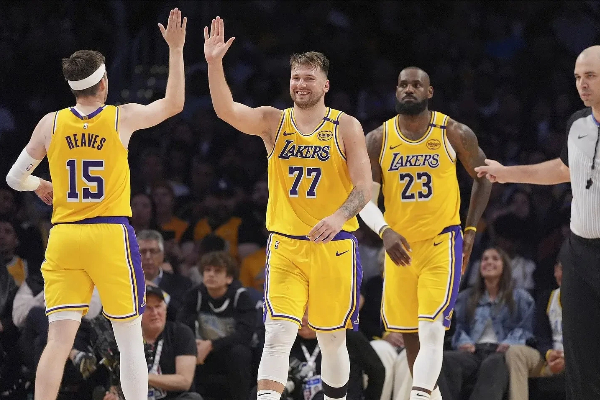  3换1追狄龙助詹皇？湖人方案引热议，佩林卡是破局还是冒进？