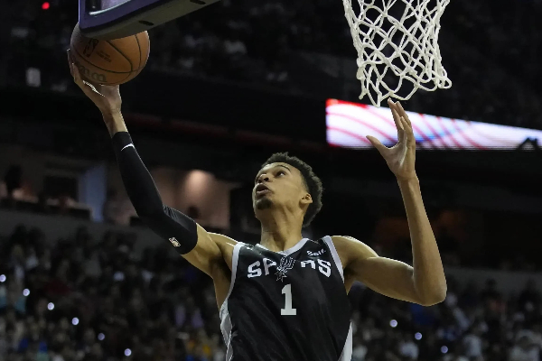 绝杀未果+争议判罚！雷霆险胜马刺完成复仇，亚历山大34+5+5遇成长阵痛，文班亚马惊艳表现引历史地位热议