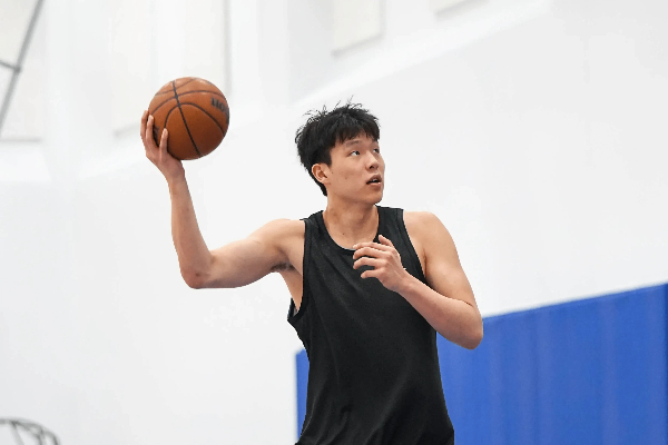  救命级内线！隔扣杨瀚森+8+8高效兜底，湖人别再错失冲冠拼图